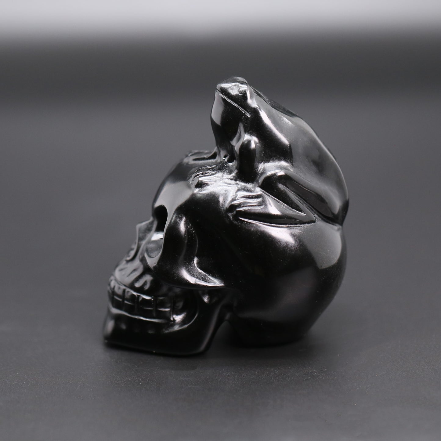 Obsidian skull with frog