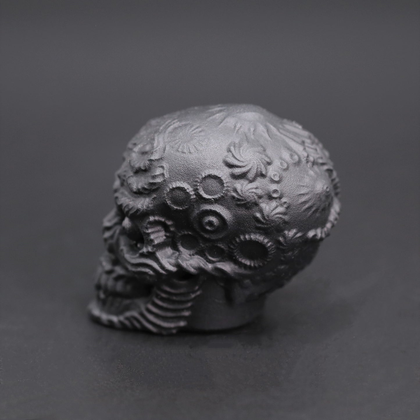 Obsidian skull with special patterns