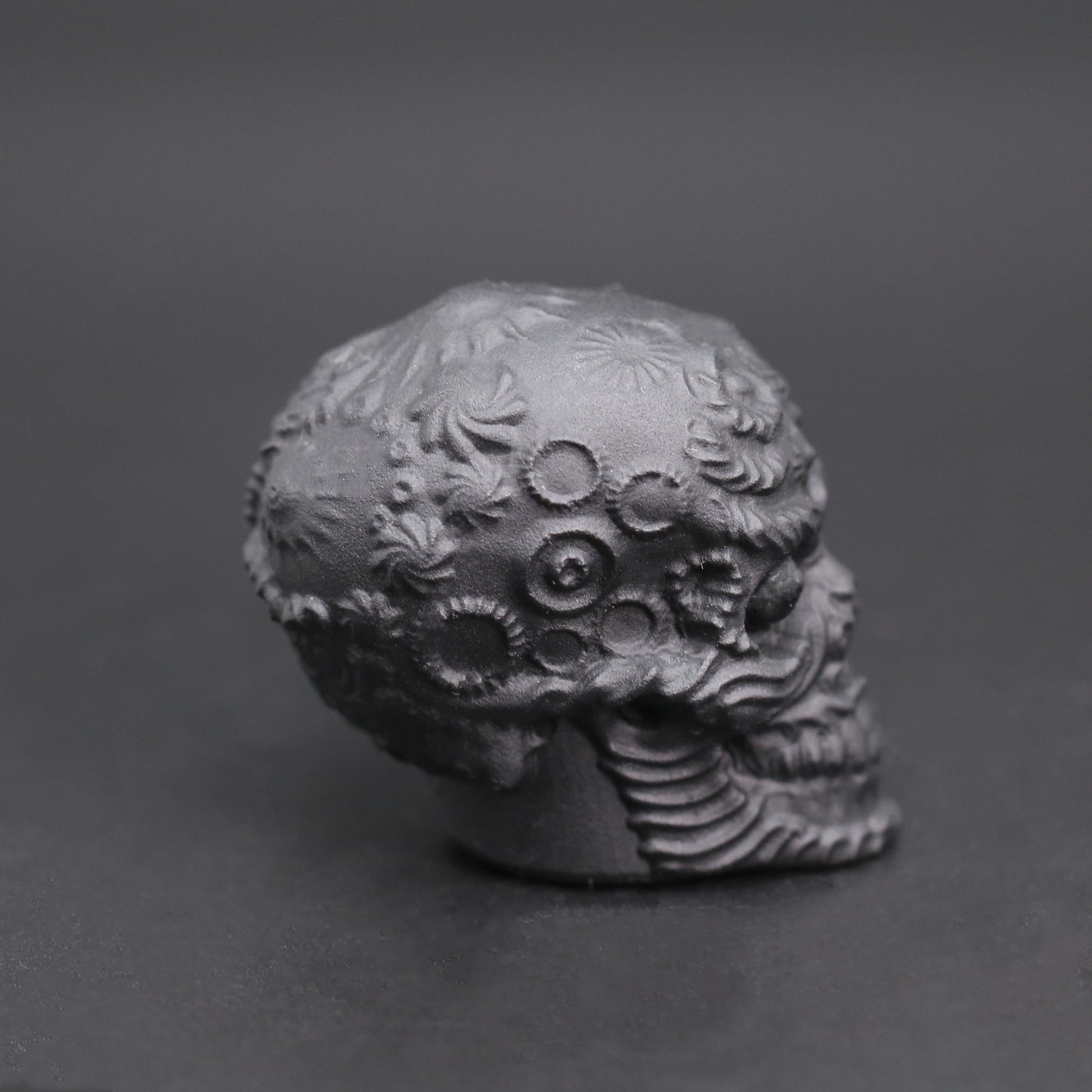 Obsidian skull with special patterns